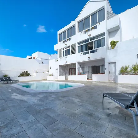 Queen Vetusta-pool View * Arrecife (Lanzarote)